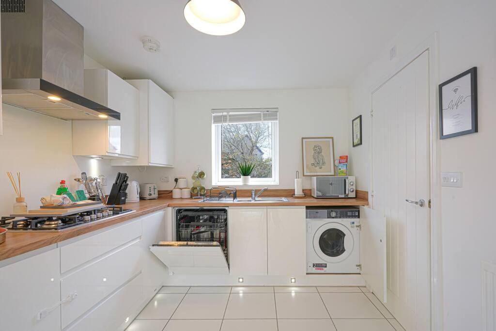 Glebe House - 5 Bedroom 3 Bathroom - Sleeps 10 - Driveway Parking, Fast Wifi, Smarttvs With Skytv, Xbox And Netflix By Yoko * Milton Keynes