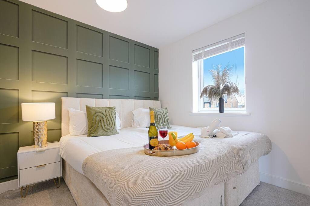 Glebe House - 5 Bedroom 3 Bathroom - Sleeps 10 - Driveway Parking, Fast Wifi, Smarttvs With Skytv, Xbox And Netflix By Yoko Milton Keynes